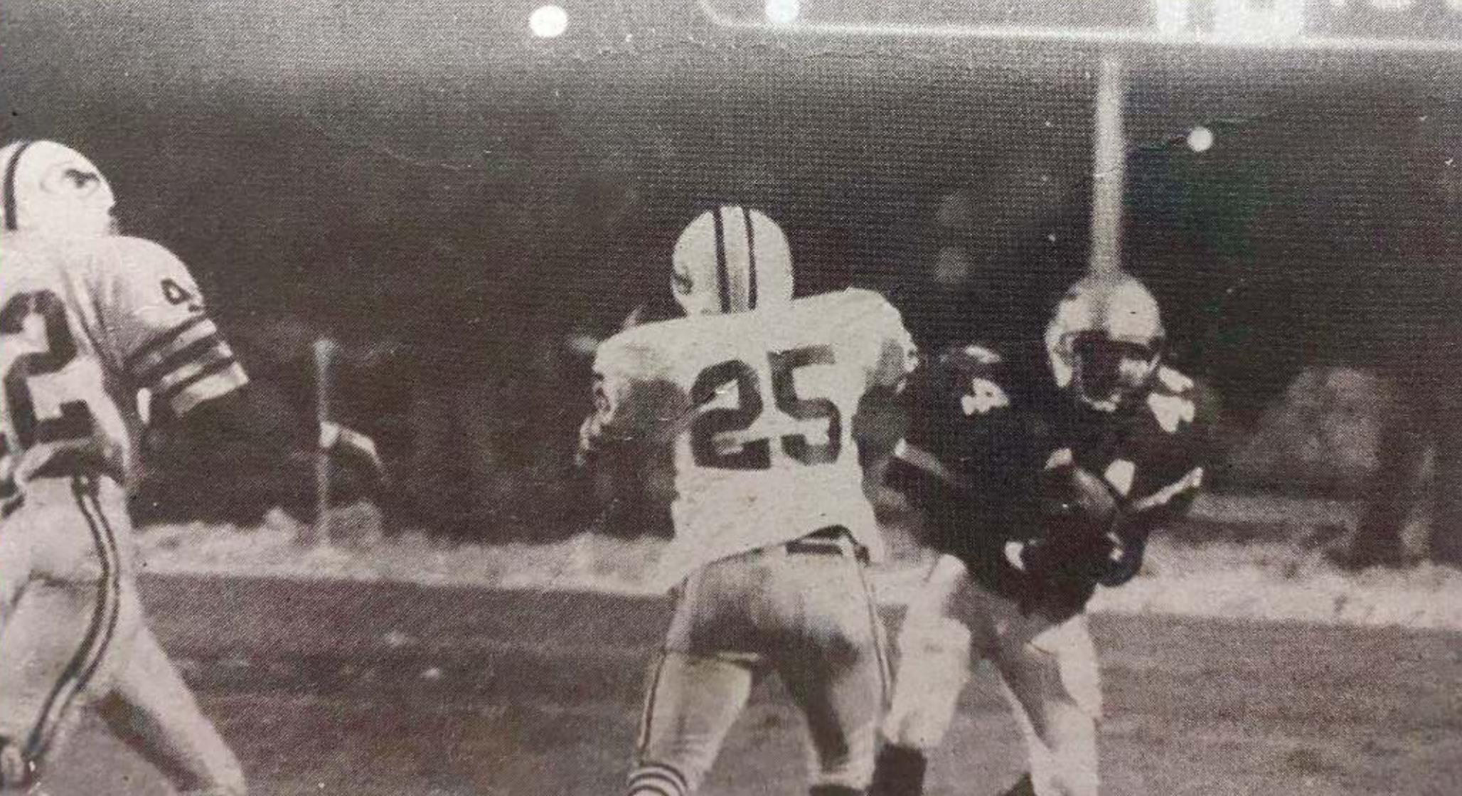 Cameron Gossen catches a pass from Cal Hankins as Clinton defenders try to tackle him during the 1992 4A State Championship. File Photo