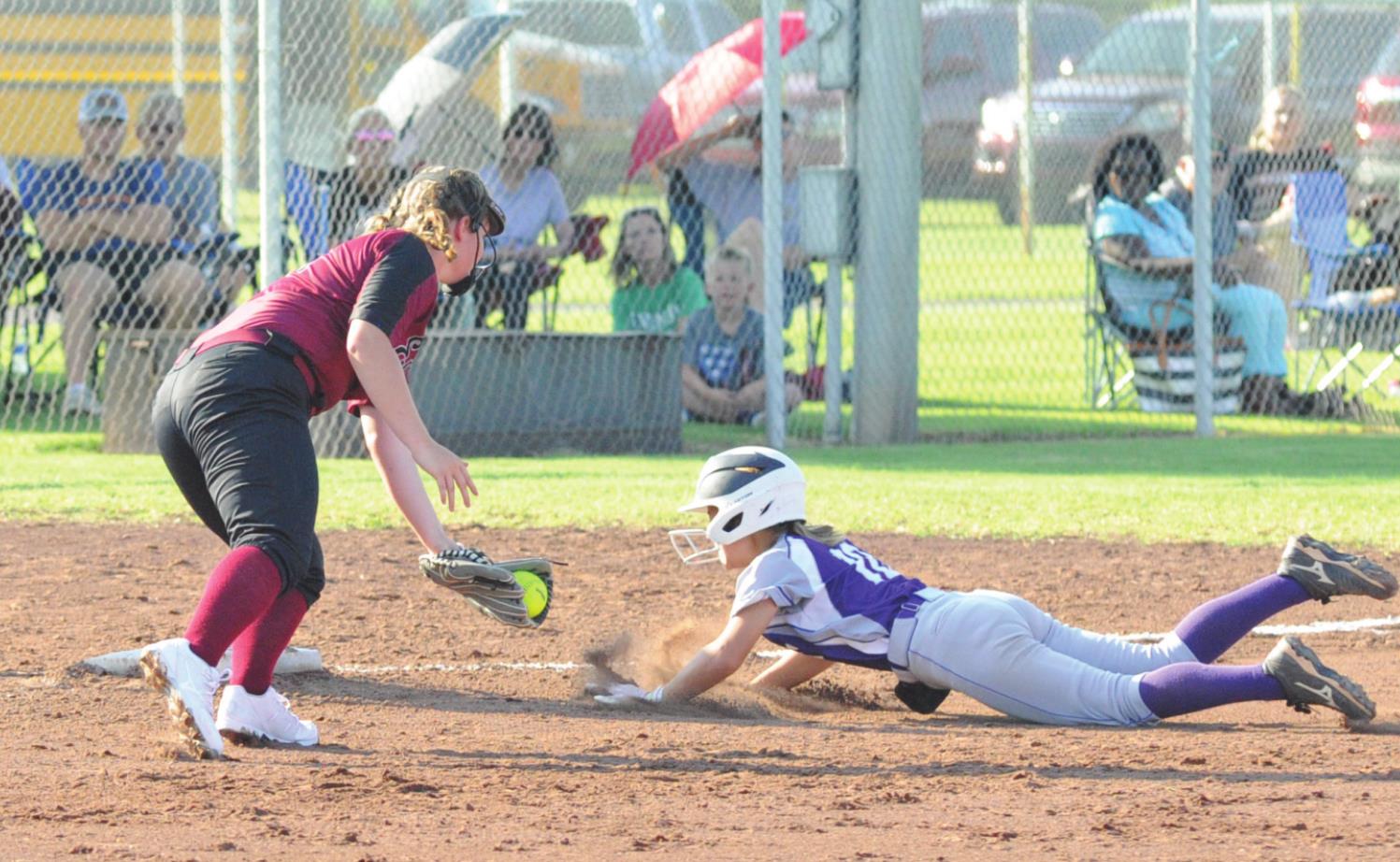 Weatherford’s Randi Helt attempts to tag out Hydro-Eakly’s Tessa York as she slides into third base. Josh Burton/WDN