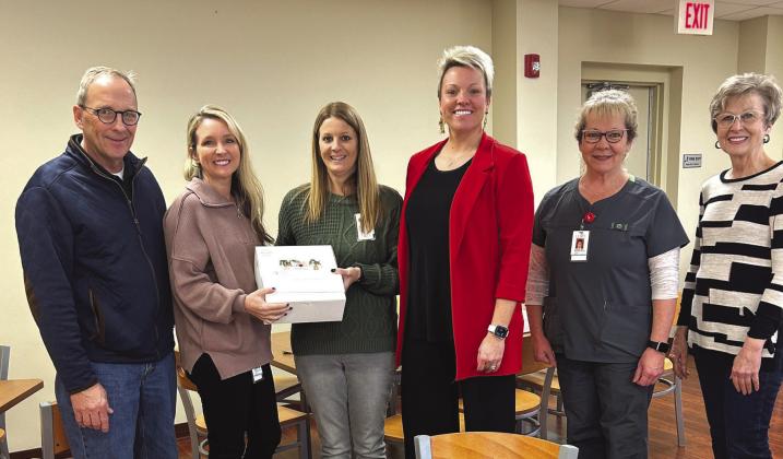 ◄ The Weatherford Hospital Foundation donates Christmas bonuses to hospital employees. Pictured, from left, is Jeff DeFehr, Tawnya Paden, Lindsey Zimmerman, Katy Bartmann, Lorrie Hollingsworth and Debbie Dehn.